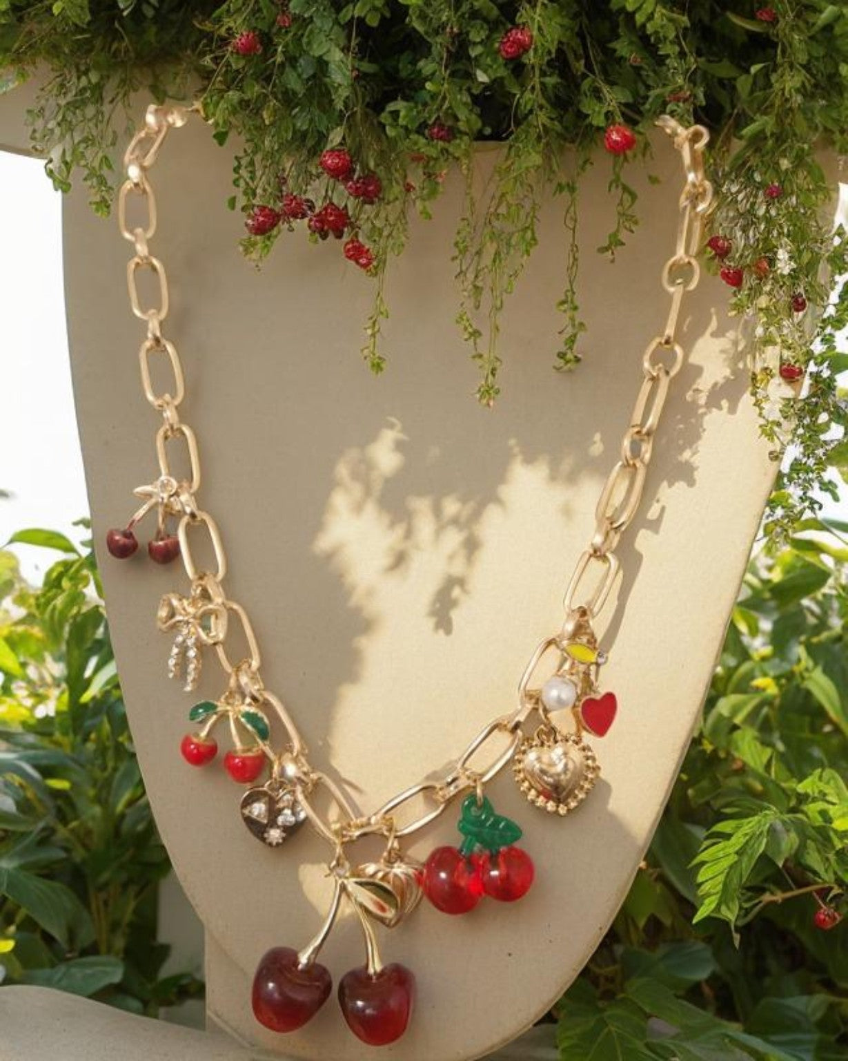 🍒Cherry Garden Statement Necklace“ – Vergoldete Halskette mit Kirsch- & Herz-Charms